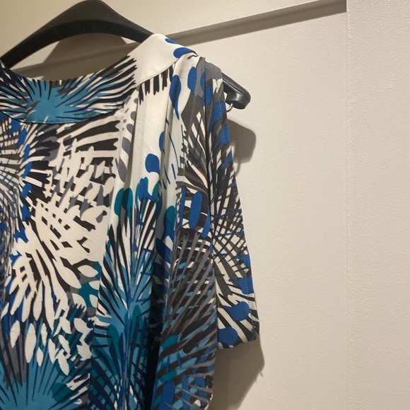 BCBG Maxazria top. Size Medium - Picture 5 of 10